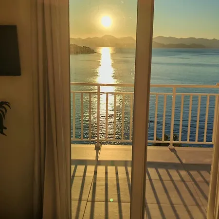 House - Two-bedroom With Terrace And Sea View Lägenhet